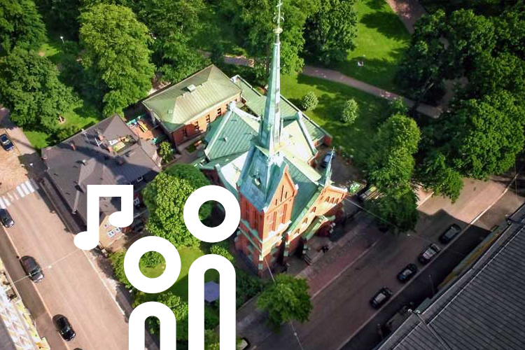 Blick auf die Deutsche Kirche in Helsinki aus der Vogelperspektive.
