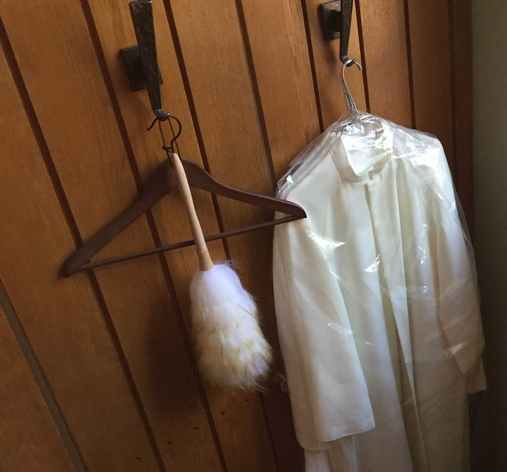 Eine Konfirmanden-Albe hängt in der Sakristei bereit für den Festgottesdienst.