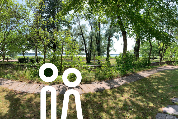 Blick in den Garten des Seniorenwohnheims und aufs Meer.
