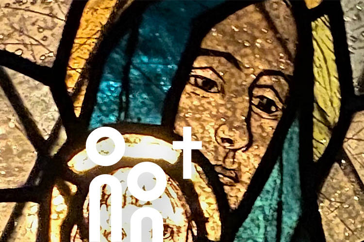 Detail im Kirchenfenster der Deutschen Kirche in Helsinki.