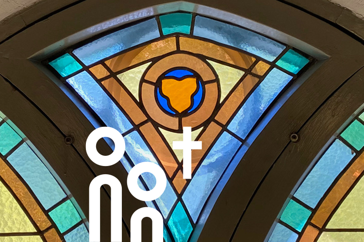 Detail im Kirchenfenster der Deutschen Kirche in Helsinki.