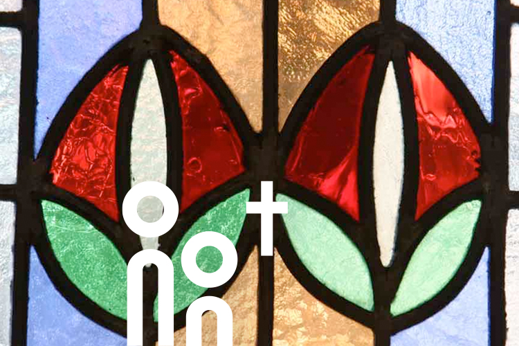 Detail im Kirchenfenster der Deutschen Kirche in Helsinki.
