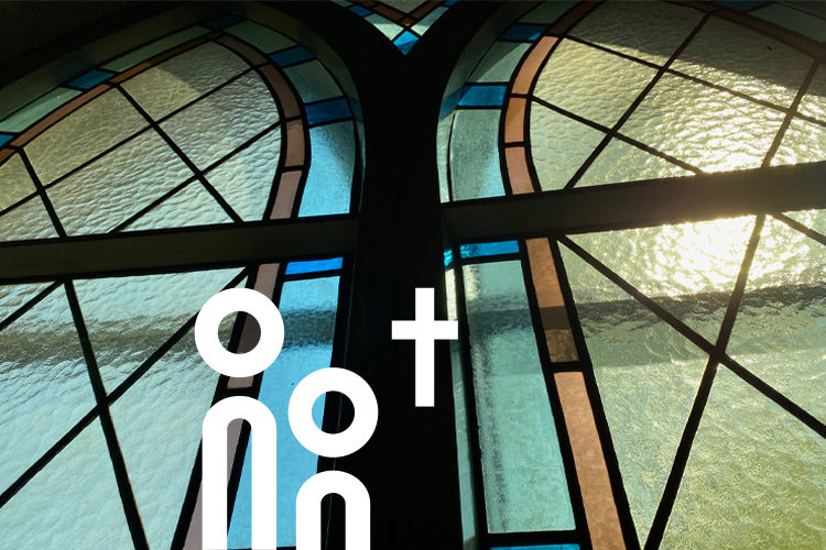 Detail im Kirchenfenster der Deutschen Kirche in Helsinki.