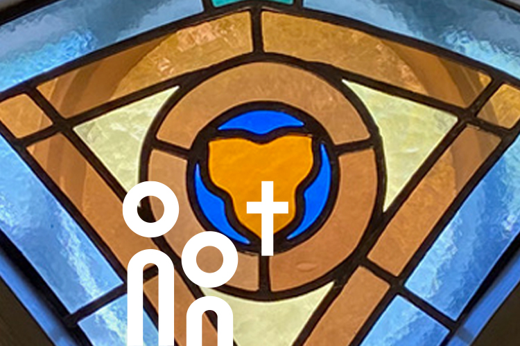 Detail im Kirchenfenster der Deutschen Kirche in Helsinki.