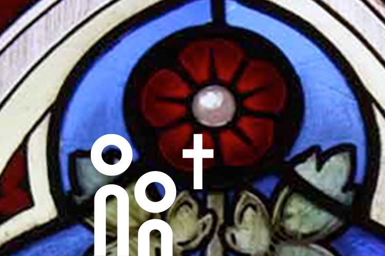 Detail im Kirchenfenster der Deutschen Kirche in Helsinki.