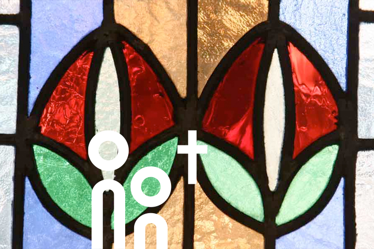 Detail im Kirchenfenster der Deutschen Kirche in Helsinki.