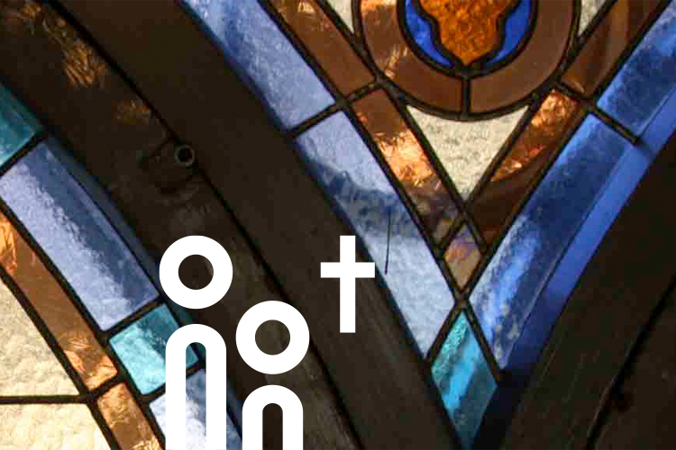 Detail im Kirchenfenster der Deutschen Kirche in Helsinki.