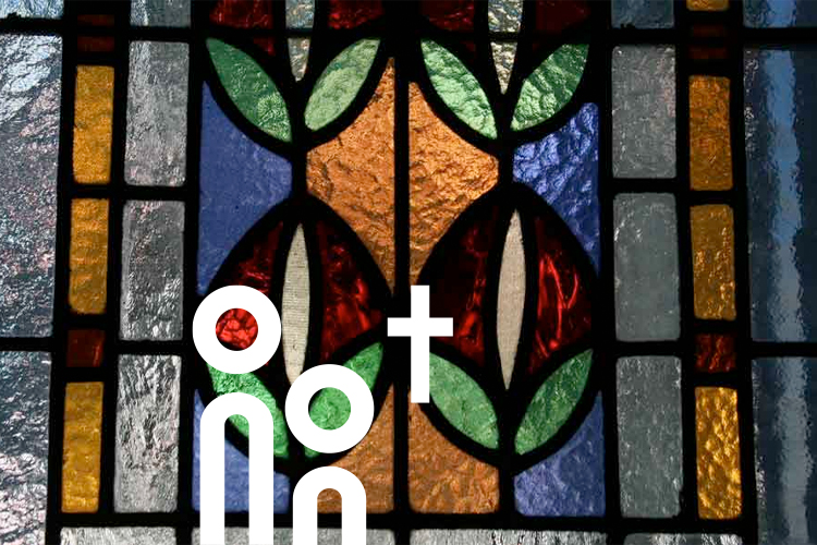 Detail im Kirchenfenster der Deutschen Kirche in Helsinki.