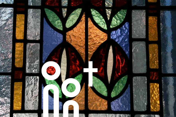 Detail im Kirchenfenster in der Deutschen Kirche in Helsinki.