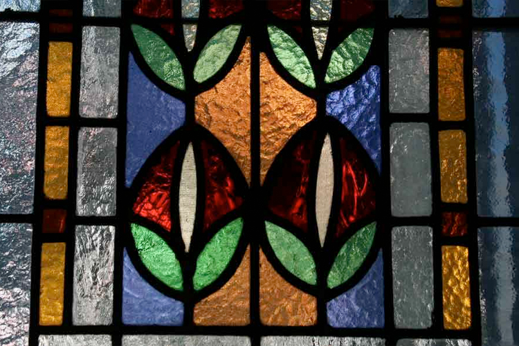 Detail im Kirchenfenster der Deutschen Kirche in Helsinki