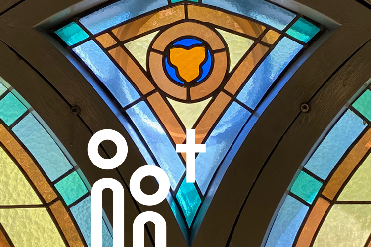 Detail im Kirchenfenster der Deutschen Kirche in Helsinki.