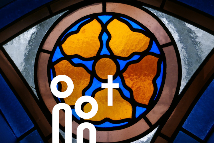 Detail im Kirchenfenster der Deutschen Kirche in Helsinki.