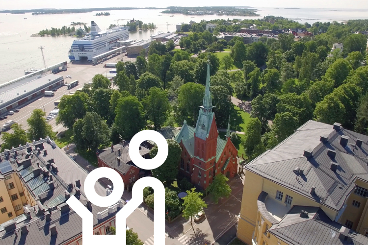 Die Deutsche Kirche in Helsinki im Sommer aus der Vogelperspektive.