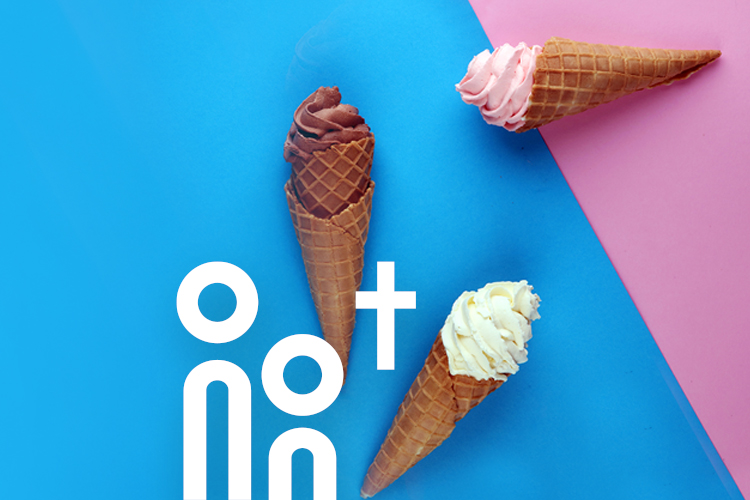 Drei Eiswaffeln mit rosa, weißem und schokoladenfarbenem Softeis vor blau-rosa Hintergrund.