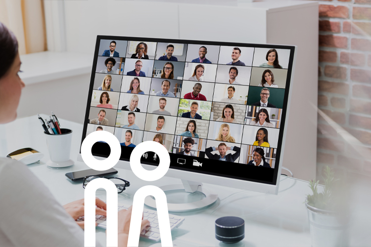 Blick einer Teilnehmerin einer Online–Konferenz auf ihre Gegenüber auf dem Bildschirm.