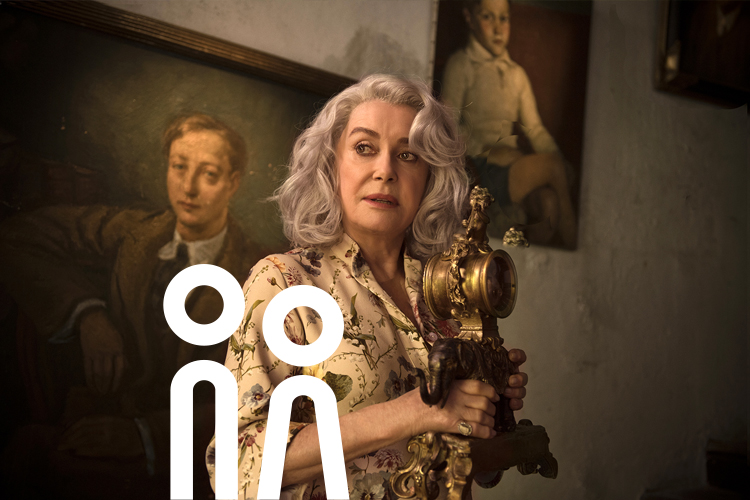 Die Schauspielerin Catherine Deneuve in der Rolle der Antiquitätenbesitzerin.