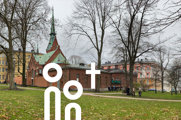 Ansicht der Deutschen Kirche und dem bei der Kirche gelegenen Mahnmahl im November.