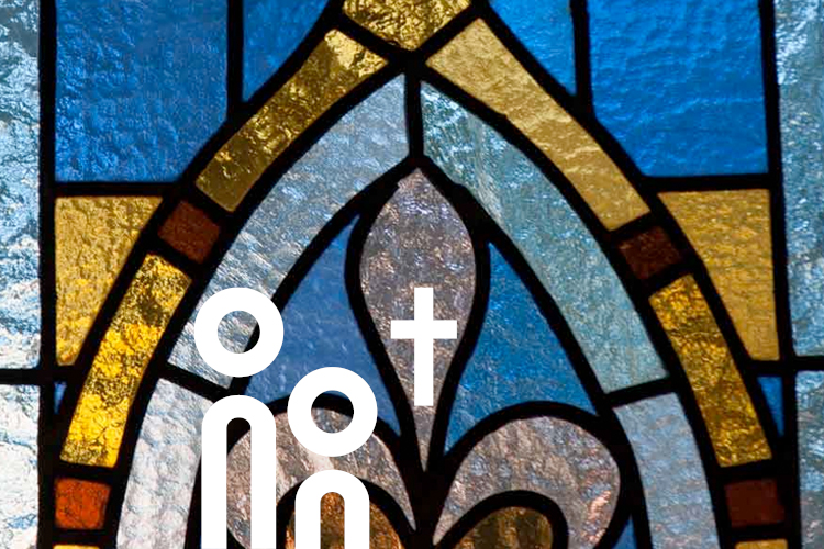 Detail im Kirchenfenster der Deutschen Kirche in Helsinki.