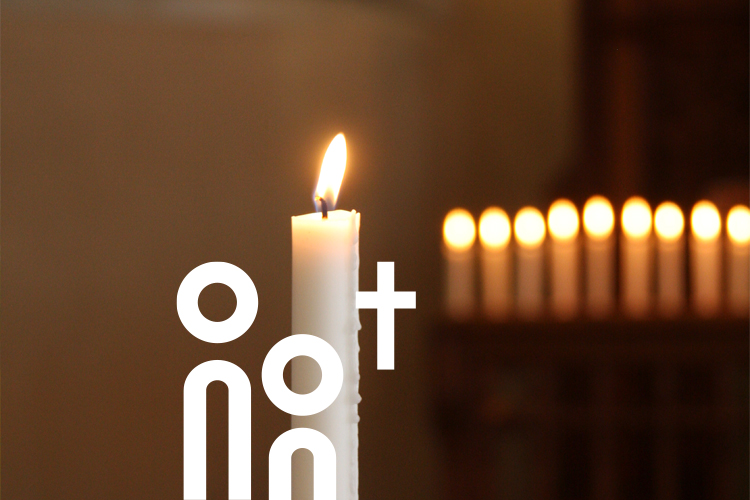 Kerzenlicht auf der Altarschranke in der Deutschen Kirche in Helsinki.