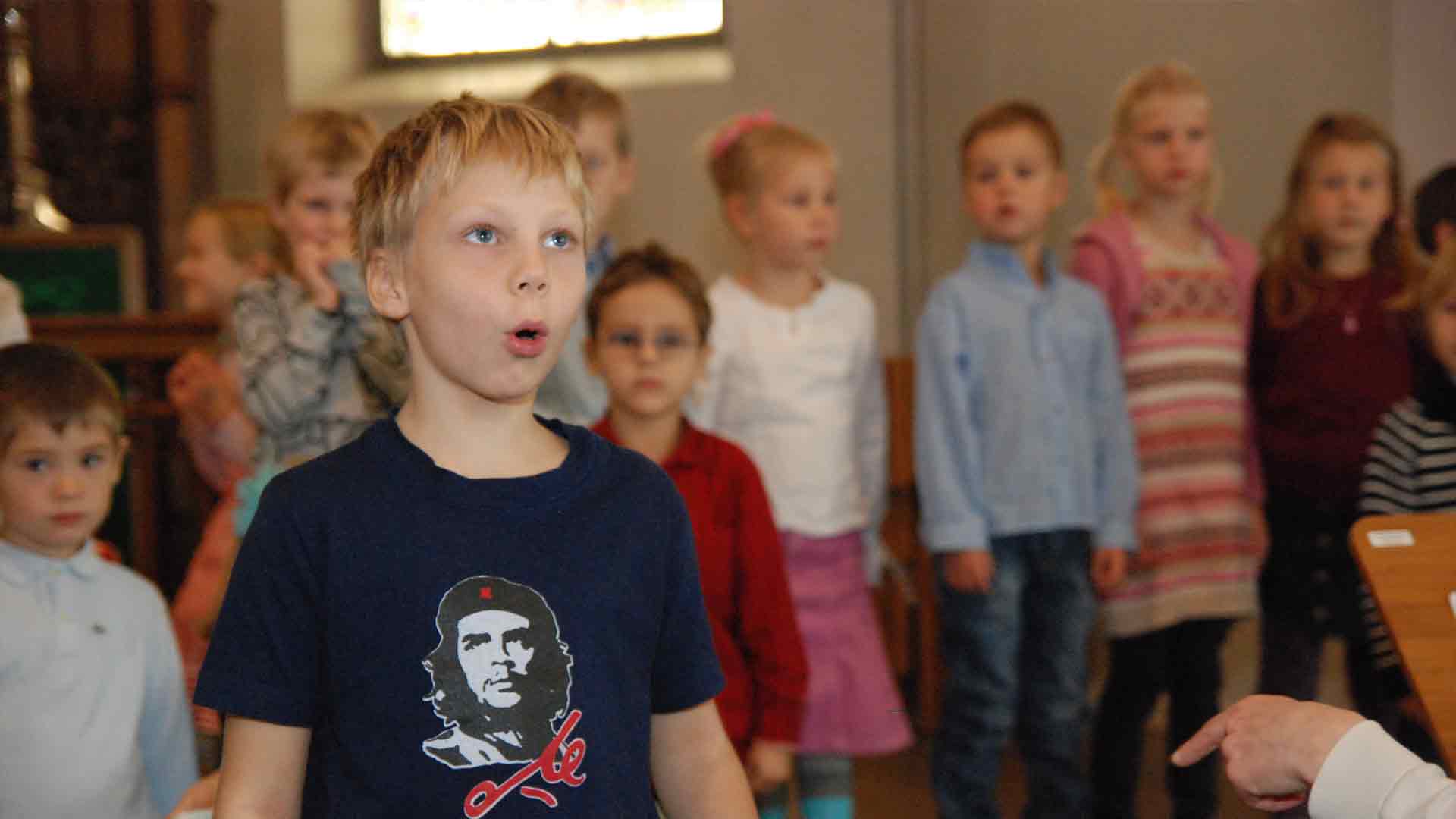 Bild eines singenden Kindes.
