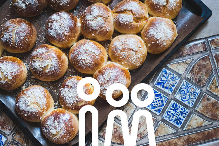 Blick von oben auf ein Tablett mit süßen Brötchen.
