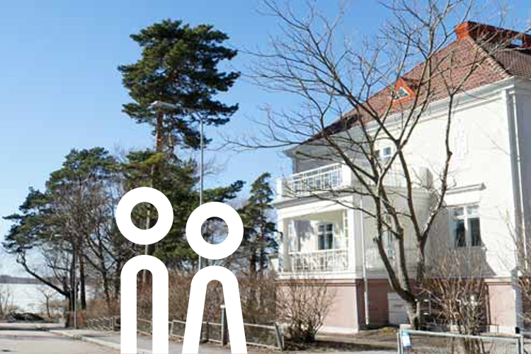 Blick auf das Seniorenwohnheim in Munkkiniemi mit dem vereisten Meer im Hintergrund.