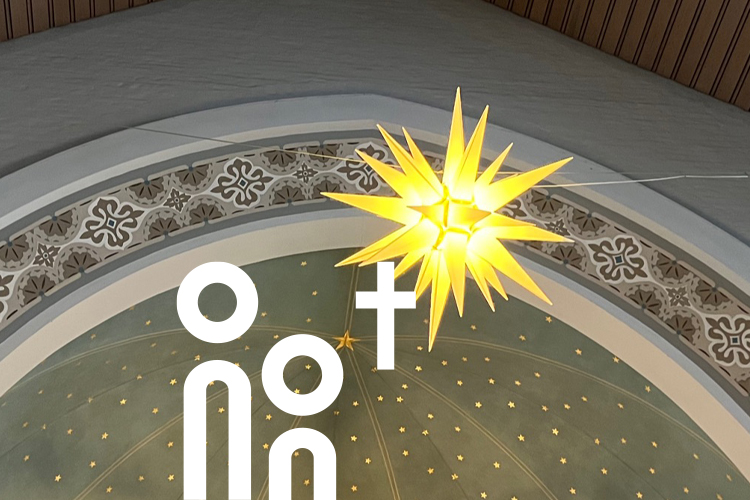Blick hoch zum Christstern im Altarraum der Deutschen Kirche in Helsinki.