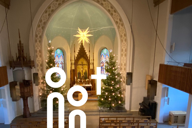 Blick auf die Weihnachtsbäume im Kirchraum der Deutschen Kirche in Helsinki.