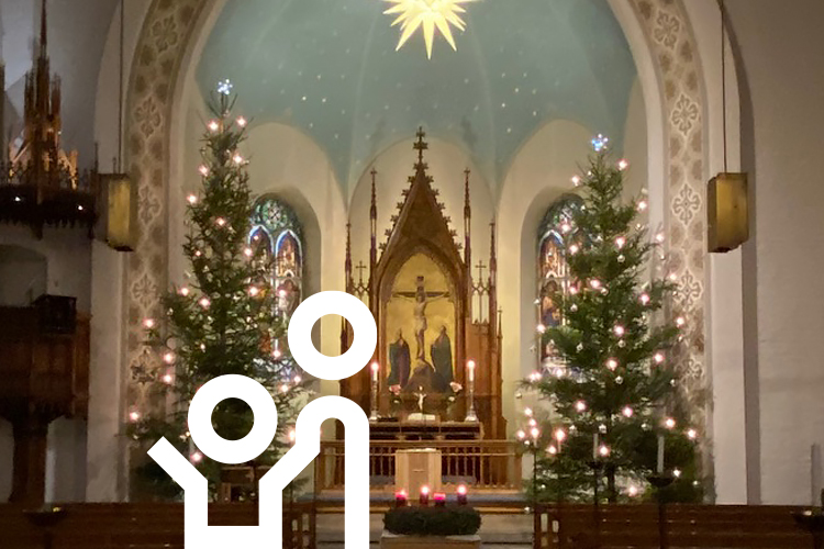 Blick in die weihnachtlich geschmückte Deutsche Kirche in Helsinki.