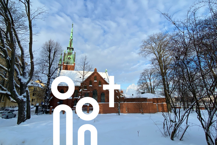 Blick auf die Deutsche Kirche in Helsinki im Januarlicht.