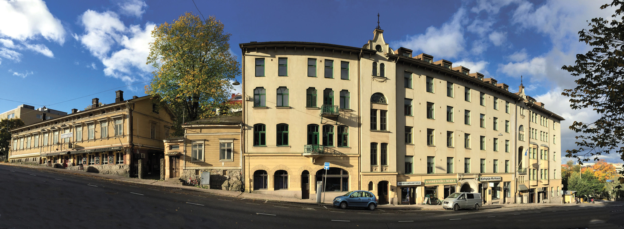 Blick auf die Hausfassade der Kaskenkatu in Turku mit dem Eingang zum Gemeindezentrum im Mittelpunkt.