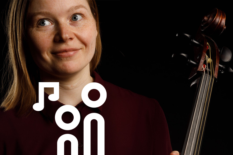 Portrait von Tähti Oksanen mit ihrem Barockcello.