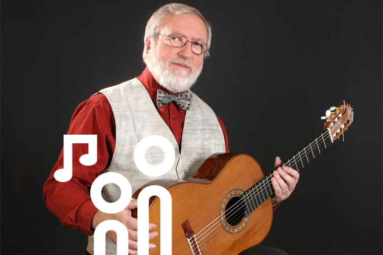 Portraitbild Štěpán Rak mit akustischer Gitarre.