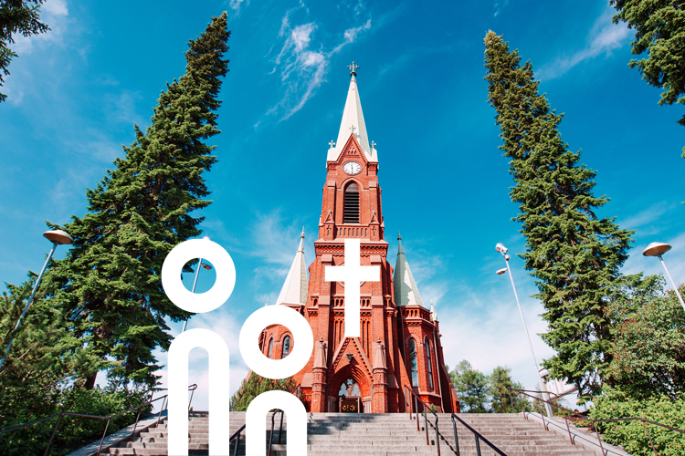Ansicht der Domkirche in Mikkeli im Sommer.