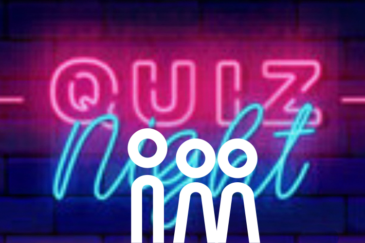 Neonschrift 'Quiznight' vor blau angeleuchteter Wand.