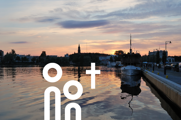 Ansicht von Savonlinna vom See aus gesehen im Abendlicht.