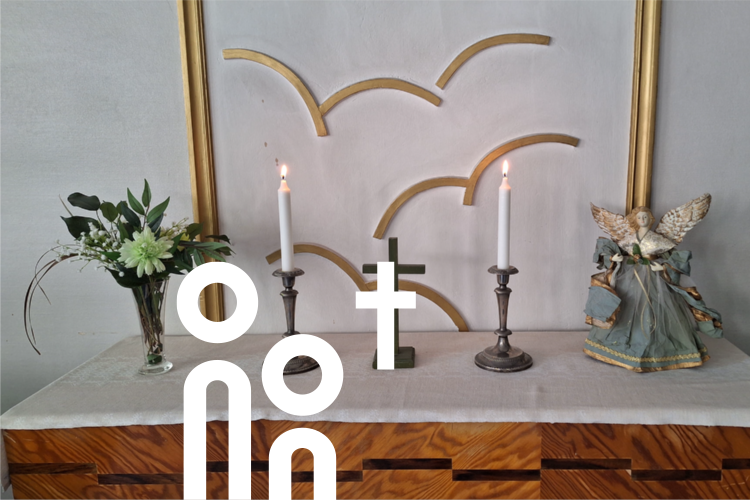 Altar im Gemeindehaus in Pyynikki, Tampere mit Kerzen und einem Engel