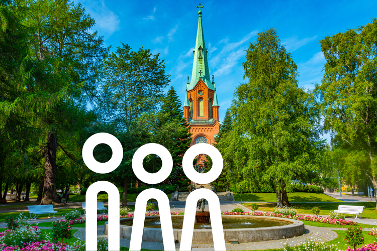 Springbrunnen im Park vor der Kirche Aleksanterin kirkko in Tampere.