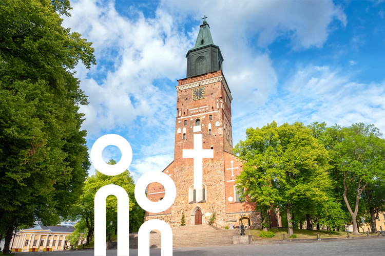 Ansicht des Doms zu Turku im Sommer.