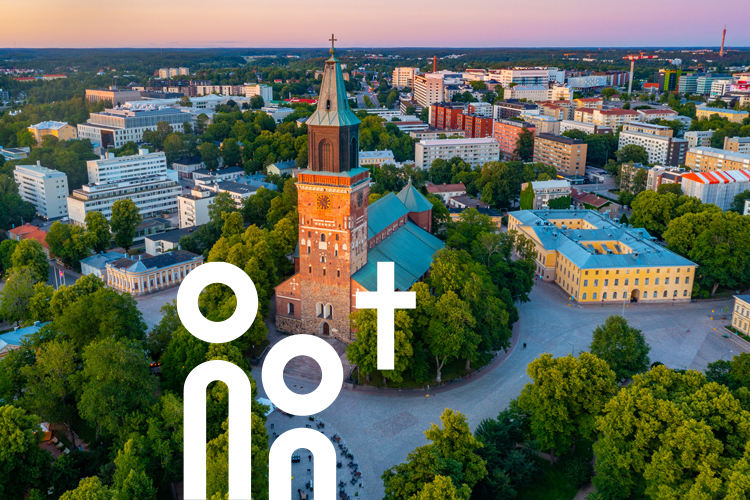 Ansicht der Domkirche in Turku aus der Luft im Abendlicht.