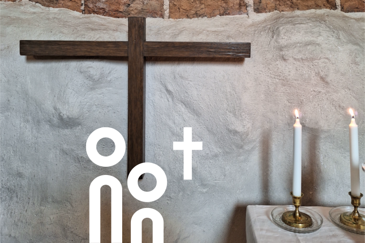 Gottesdienst in Turku Altar mit Kreuz und Kerzen in der Scharfschützenkapelle in Turku