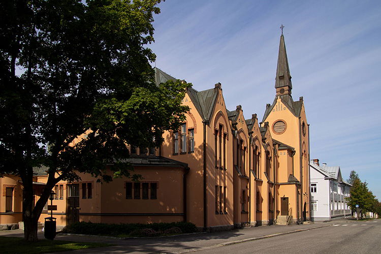 Blick auf die Palosaari–Kirche in Vaasa, Finnland im Sommer