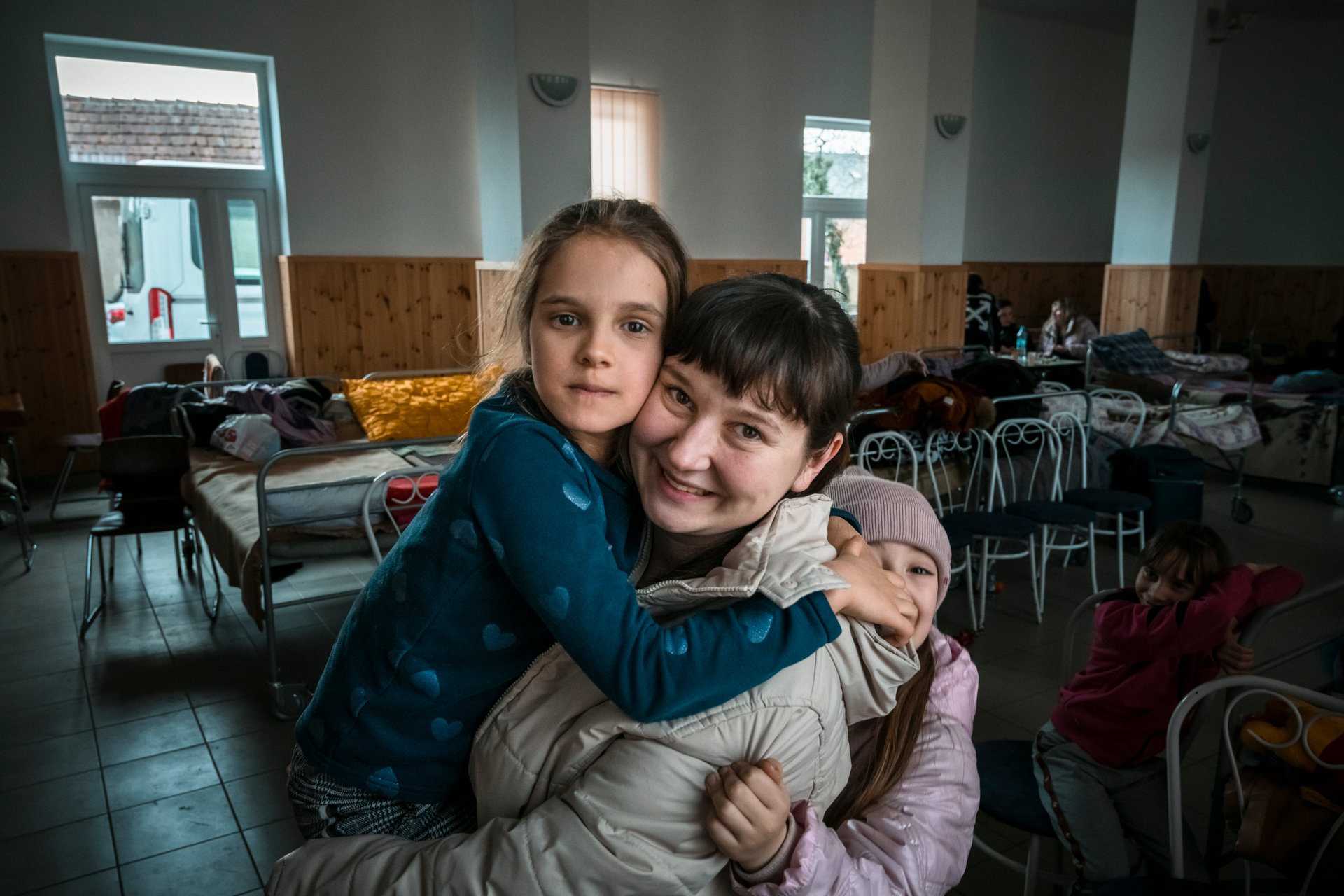 Mutter mit zwei Kindern im Schlafsaal in der Ukraine